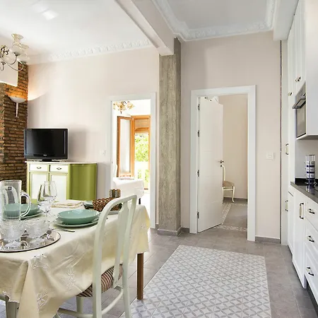 Bright & Elegant Centre 3 Bedroom Apartment
