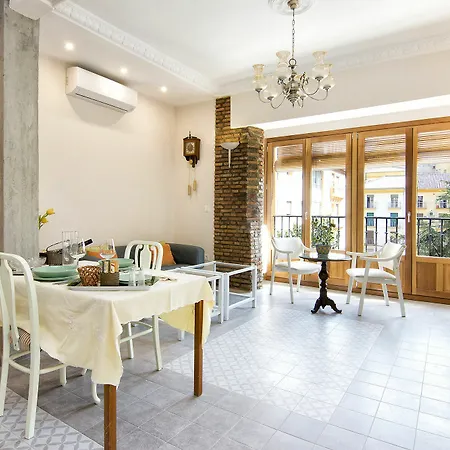 Bright & Elegant Centre 3 Bedroom Apartment