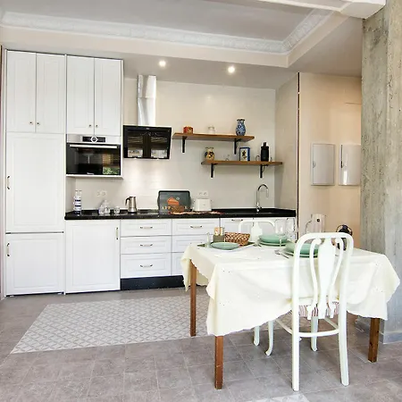 Bright & Elegant Centre 3 Bedroom Apartment *