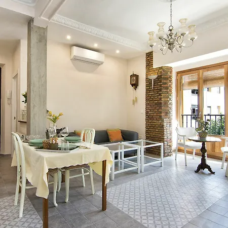 Bright & Elegant Centre 3 Bedroom Apartment
